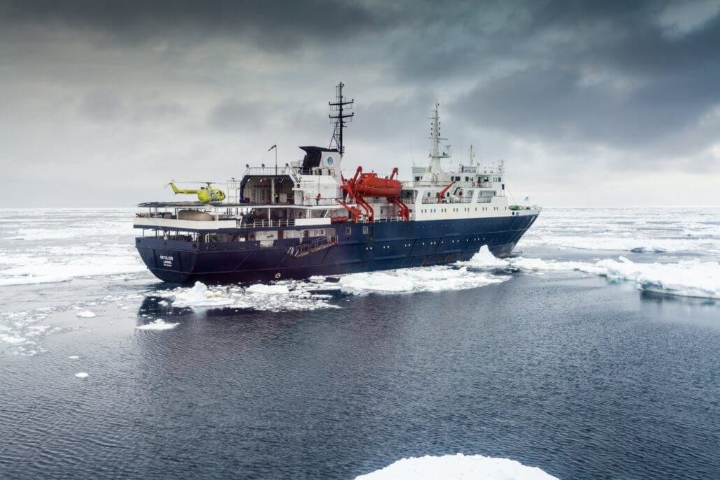 MV Ortelius mit Helikopter