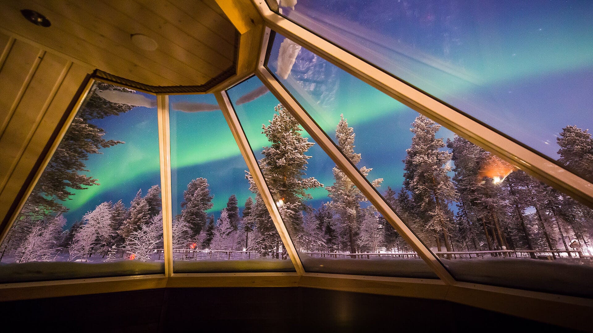 Aurora Village Finnland - Nordlichter vom Panoramafenster aus