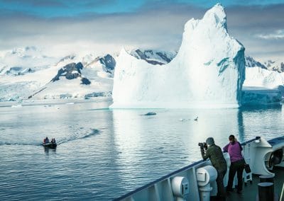 Passagiere fotografieren Zodiac und Eisberge